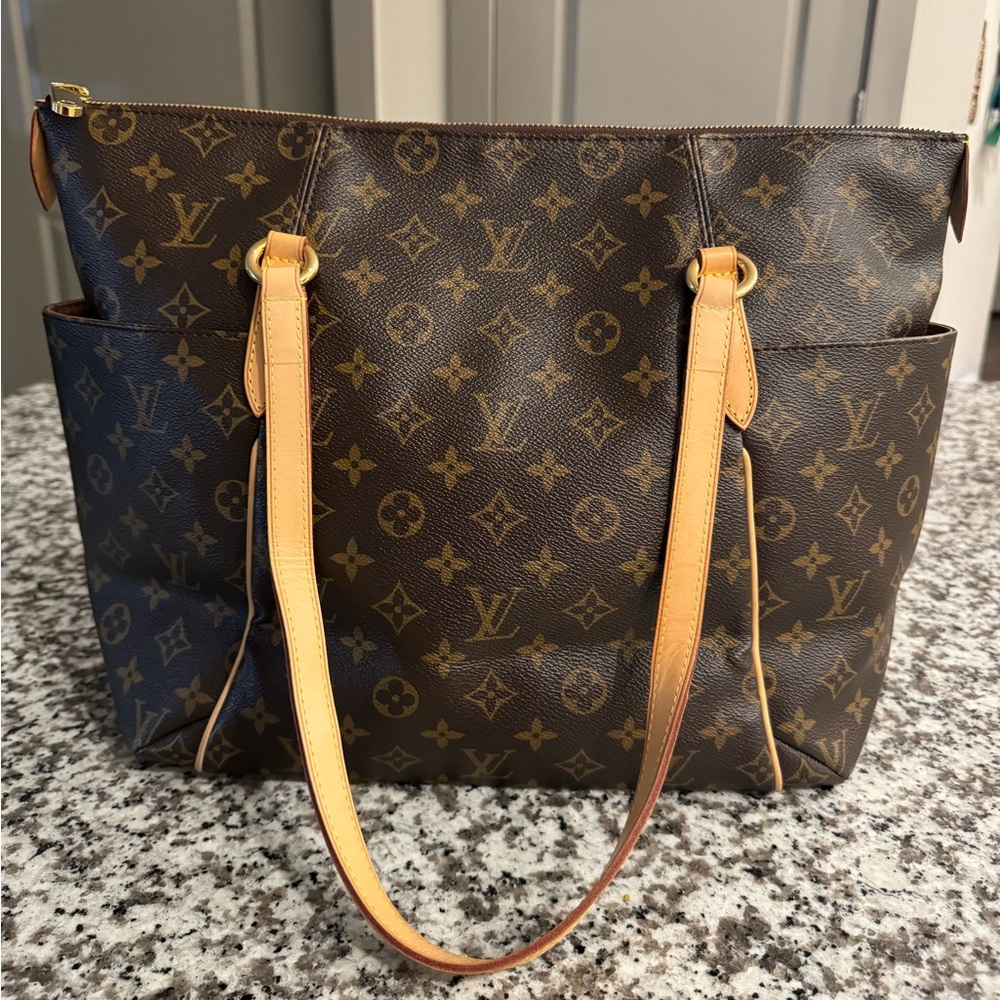 Louis Vuitton Totally MM - Zip Closure Tote